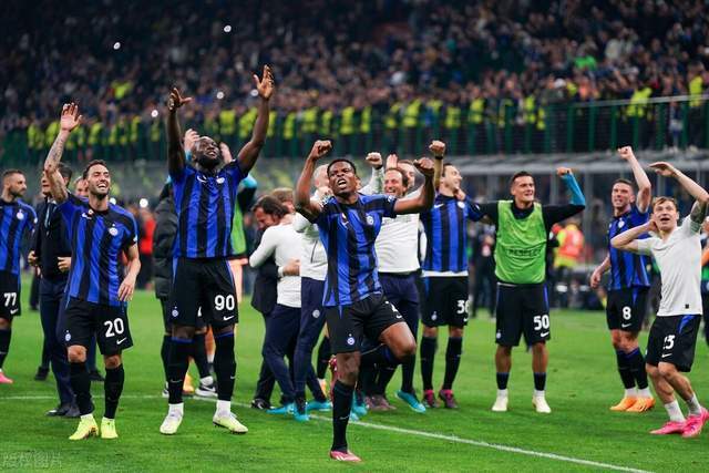  AC米兰德比战绝杀国米，莱奥补时世界波  